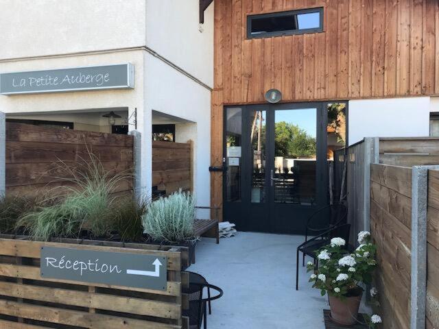 La Petite Auberge Ares Exterior foto